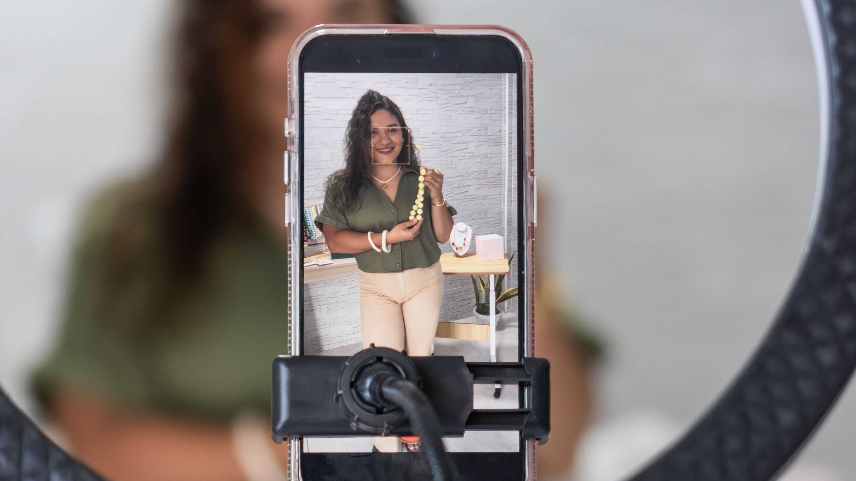 Apa yang Bikin Konten Singkat Jadi Favorit Pengguna Media Sosial?